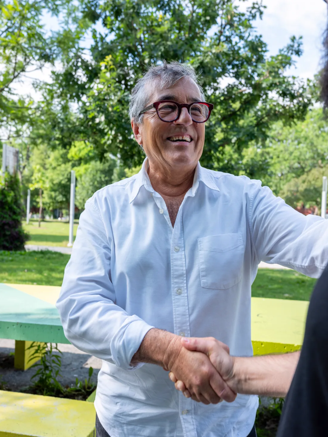 Pierre Céré à la rencontre d’une personne dans un parc du quartier